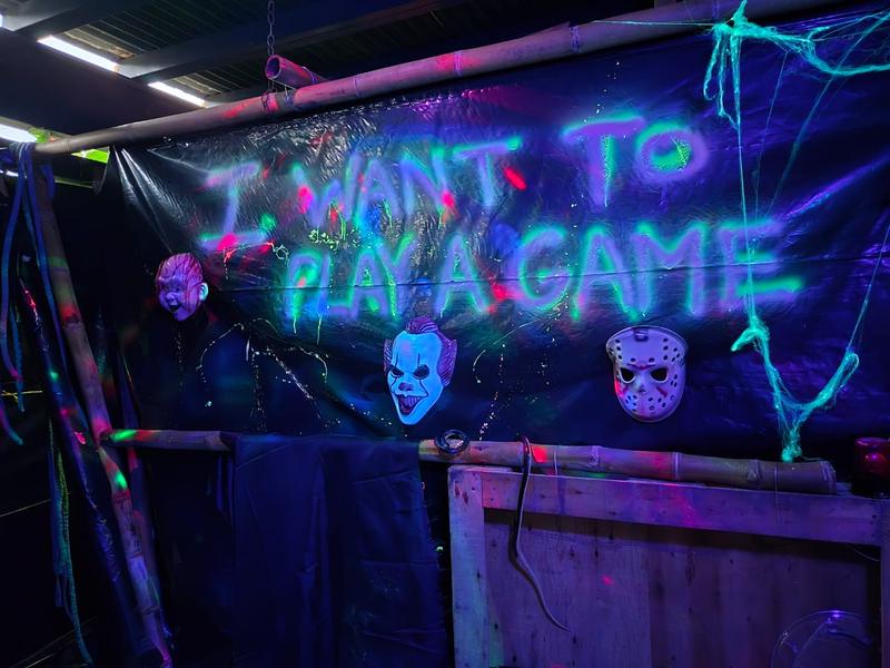 Pared ultravioleta con el mensaje I want to play a game