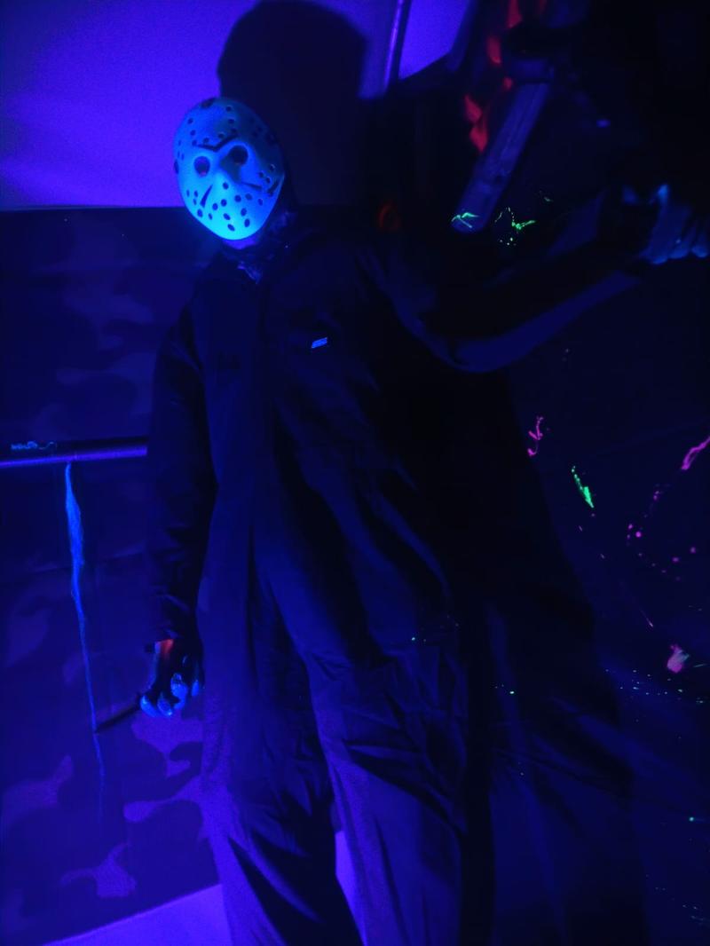 Figura enmascarada bajo luz ultravioleta